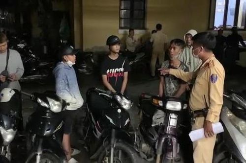 Mật phục, chặn bắt hàng chục 'quái xế' càn quấy trên đường phố Huế