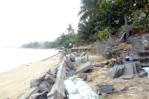 Phú Yên: Triều cường kết hợp sóng lớn xâm thực sâu vào khu dân cư