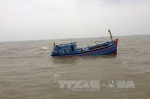 Phú Yên: Tàu cá bị sóng đánh chìm, một người mất tích