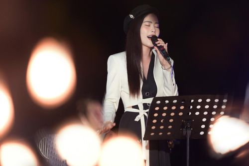 Hát ca khúc hot TikTok của Du Uyên trong đêm nhạc, Nam Em có 'ăn đứt' được bản gốc?