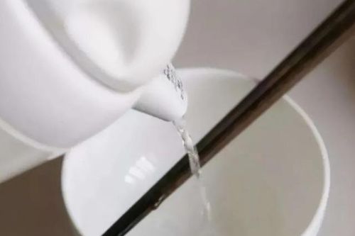 Tráng bát đũa qua nước sôi có tiêu diệt được vi khuẩn gây bệnh? Chuyên gia tiết lộ hiệu quả thực sự