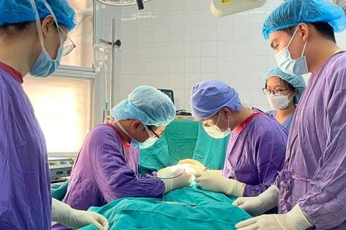 Bé 6 tuổi bỗng dưng mắc sùi mào gà thể nặng, suýt phải cắt dương vật