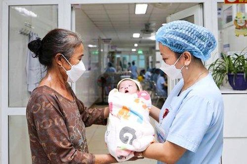 Hành trình vượt qua cửa tử của bé sinh non 25 tuần, nặng 700g