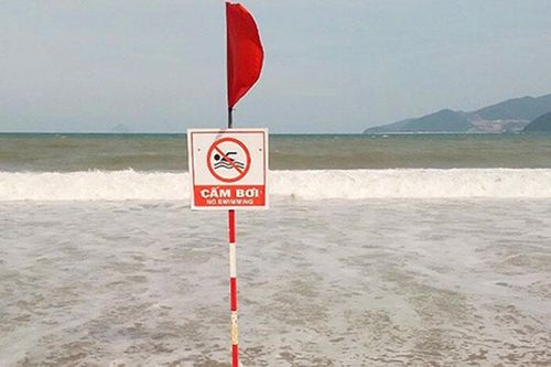 Bất chấp cảnh báo, một Việt kiều tắm biển bị sóng đánh tử vong