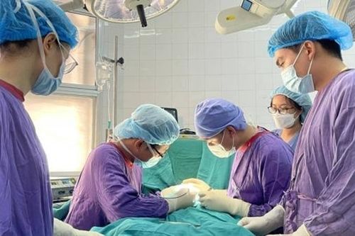 Bé trai suýt phải cắt cụt dương vật do sùi mào gà nặng