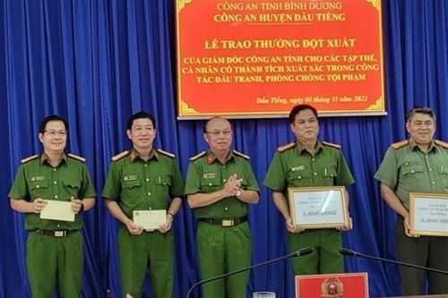 Khen thưởng Ban chuyên án bắt giữ 'trùm' ma túy có 4 khẩu súng