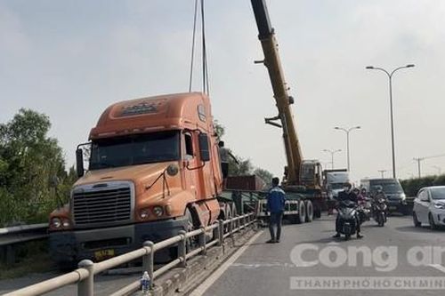 TPHCM: Xe container 'làm xiếc' trên đường dẫn cao tốc, nhiều người thoát chết