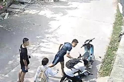Nam sinh bị chặn đường chém thương tích vì cho bạn nữ đi nhờ xe