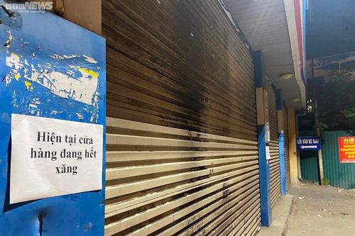 Sát ngày điều chỉnh giá, nhiều cây xăng ở Hà Nội cắm biển báo hết xăng
