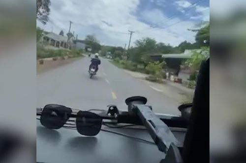 Cản trở xe cứu thương, người đàn ông đi xe máy bị tước bằng lái 2 tháng