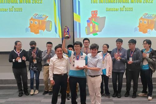 Nam sinh lớp 11 vô địch Cuộc thi lập trình robot tại Singapore