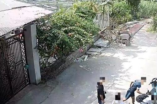 Cho bạn gái cùng lớp ngồi nhờ xe, nam sinh bị đâm trên đường đi học về