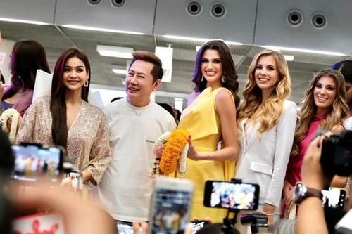 Sau ồn ào với fan Việt, ông Nawat gây tranh cãi vì hành động không đẹp với đương kim Miss Grand International