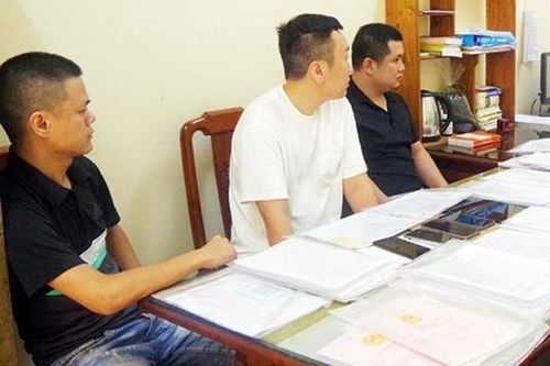 Chủ cửa hàng điện thoại 'lộ sáng' với hơn 2.000 giấy vay tiền