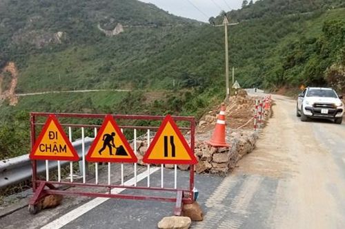 Tiếp tục khắc phục nhiều điểm sạt lở tại đèo Hải Vân