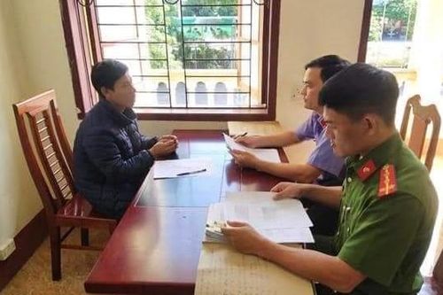 Khởi tố phụ huynh vác dao vào trường đe dọa, bắt hiệu trưởng quỳ gối xin lỗi