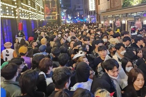 Mối nguy khi người Hàn coi cảnh Itaewon đông đúc là chuyện thường