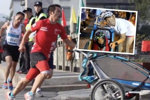 Ông bố Trung Quốc chạy 53 cuộc marathon với con trai trên xe đẩy