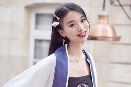 Cô gái Trung Quốc nổi tiếng nhờ video gảy đàn trên đường phố Pháp