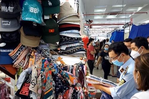 TP Hồ Chí Minh: Phát hiện hàng nghìn sản phẩm giả, nhái tại Sài Gòn Square