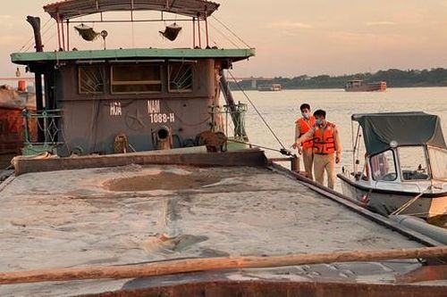 Bắt giữ 4 phương tiện khai thác cát trái phép ở địa bàn giáp ranh