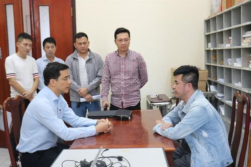 Bảo kê xe, một phóng viên bị khởi tố