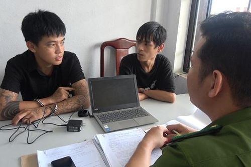 Đột nhập ô-tô khoắng của