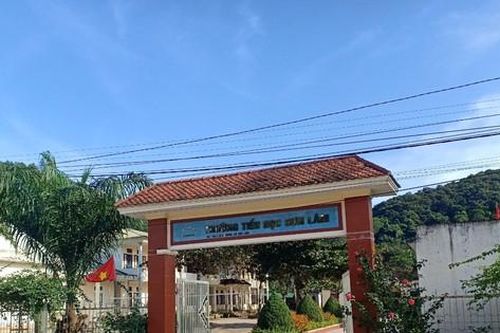 Khởi tố phụ huynh mang dao vào trường học đe dọa, làm nhục hiệu trưởng