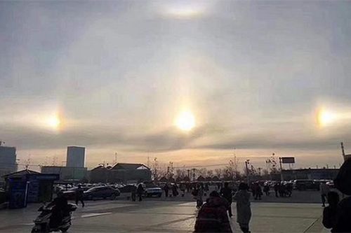 'Mặt Trời ma' bất ngờ xuất hiện trên đỉnh núi tuyết, chuyên gia nói gì?