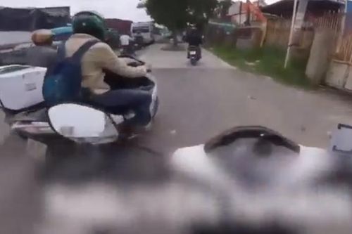 Biker đập vỡ gương xe khách vì lấn làn, ép người đi xe máy