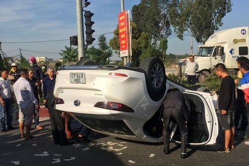 Hải Phòng: Đang rước dâu, xe hoa bất ngờ lật ngửa