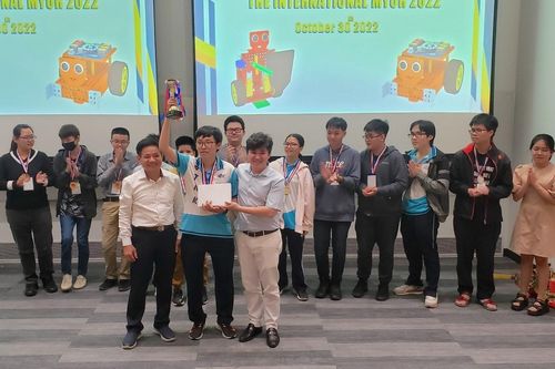 Học sinh lớp 11 giành giải vô địch cuộc thi lập trình robot tại Singapore