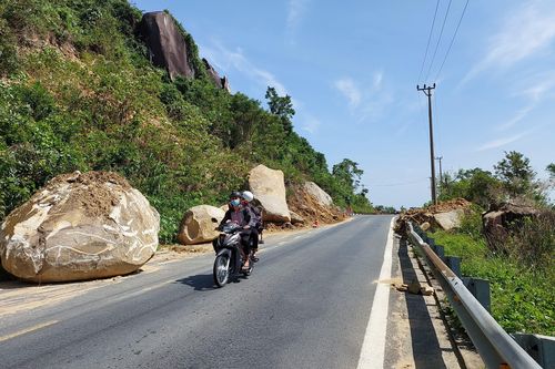 Đèo Hải Vân vẫn ngổn ngang đất đá sau trận mưa lũ lịch sử