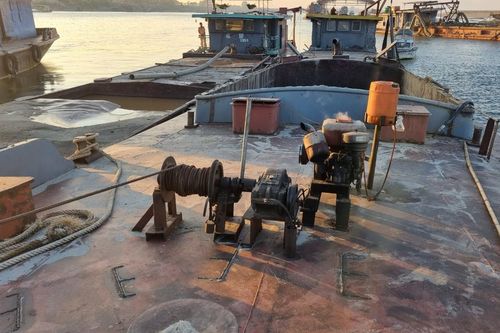 Bắt giữ 4 tàu khai thác cát trái phép khu vực giáp ranh trên sông Hồng