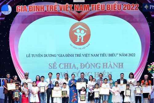 Tuyên dương 21 'Gia đình trẻ Việt Nam tiêu biểu' năm 2022