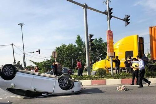 Xe hoa chở cô dâu, chú rể đâm dải phân cách, lật ngửa ở Hải Phòng