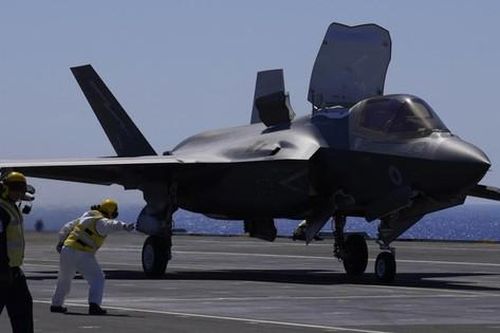 Anh thiếu phi công lái tiêm kích tàng hình F-35