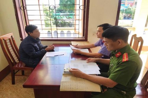 Khởi tố phụ huynh vác dao xông vào trường dọa giáo viên