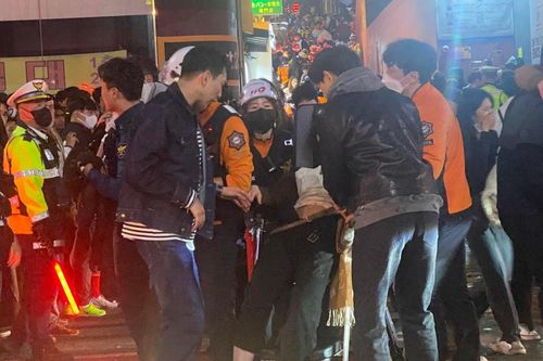 Sau thảm kịch giẫm đạp ở Hàn Quốc: Du khách làm gì để thoát khỏi đám đông hỗn loạn?