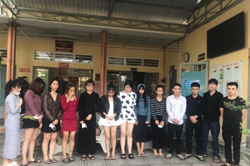 Bí mật bên trong quán Karaoke treo bảng thông báo đóng cửa