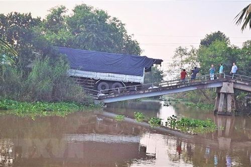 Đồng Tháp: Xe chở 15 tấn gạo làm sập cầu Xẻo Quýt