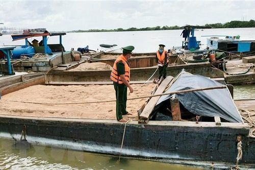 Bắt giữ 4 phương tiện đang khai thác cát trái phép từ lòng sông Hồng