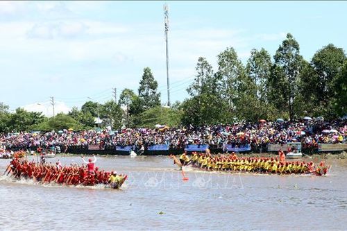 Gìn giữ lễ hội truyền thống đặc sắc đua ghe Ngo của đồng bào Khmer