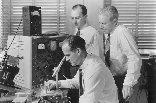 Transistor - phát minh có ảnh hưởng lớn nhất tới cuộc cách mạng tin học