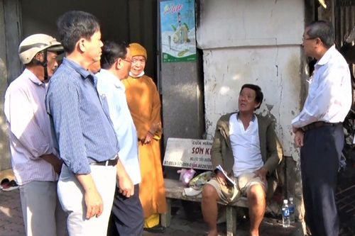 Phó Bí thư Thường trực Tỉnh ủy, Chủ tịch HĐND tỉnh An Giang Lê Văn Nưng thăm và hỗ trợ hộ dân bị hỏa hoạn, có 2 người tử vong ở TP. Châu Đốc