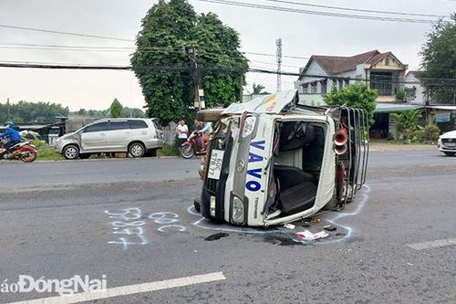 Ô tô tải lật nghiêng giữa đường sau khi va chạm với xe 7 chỗ