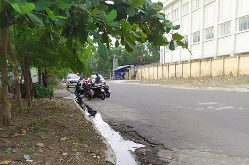 Nước chảy ra từ cống có mùi hôi ảnh hưởng trường mầm non