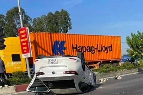 Xe chở cô dâu lật ngửa trên đường