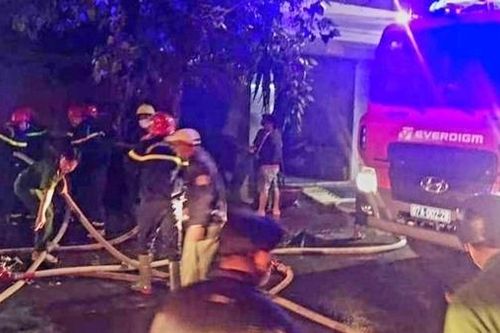 Cháy nhà lúc rạng sáng khiến 2 mẹ con tử vong