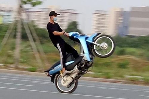 Phạt 7,5 triệu đồng thanh niên nẹt pô, bốc đầu 'diễn xiếc' trên phố